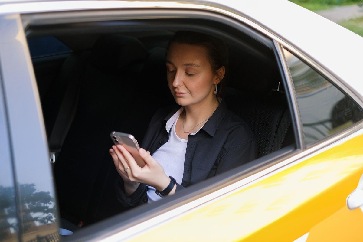 Mujer viajando en taxi