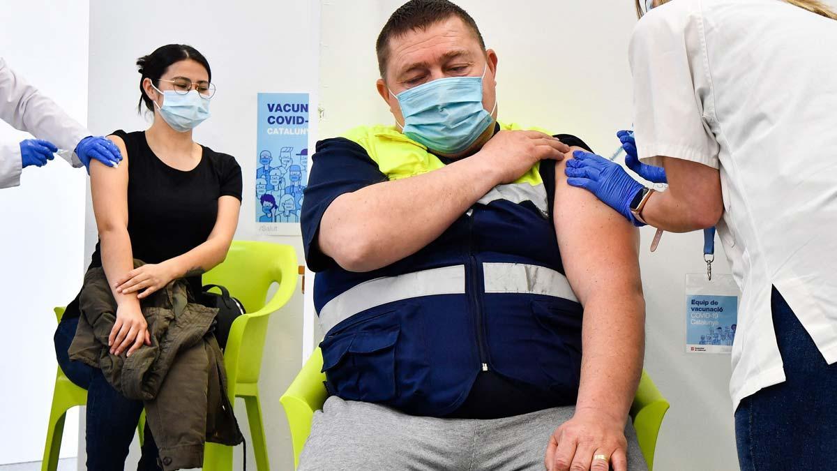 Trabajadores del campo reciben la vacuna del coronavirus en un centro sanitario de Alcarràs