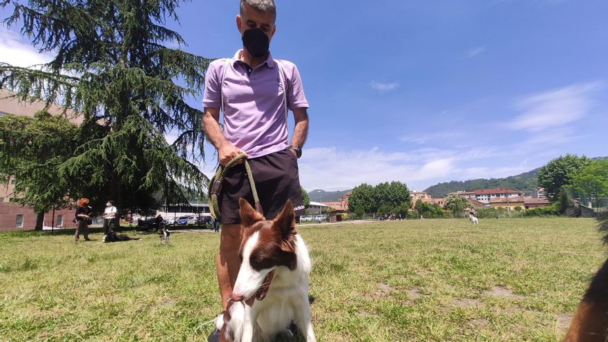 Ludivino Álvarez, con su perro &quot;Ares&quot;.