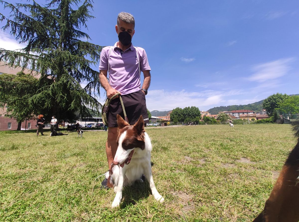 Ludivino Álvarez, con su perro &quot;Ares&quot;.