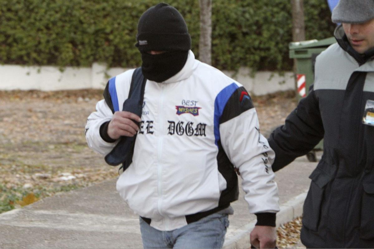 Dieciséis años y medio separan ambas imágenes. Arriba, Miguel Ricart durante el juicio, en mayo de 1997. Llevaba tres y medio en prisión. Abajo, el asesino, en el momento de salir de la cárcel de Herrera de la Mancha, el 29 de noviembre de 2013. JOSÉ ALEIXANDRE/FERNANDO BUSTAMANTE