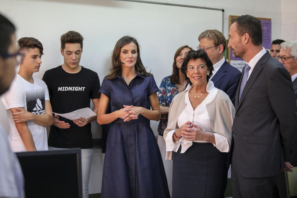 La Reina Letizia visita el IES Severo Ochoa de Elche.