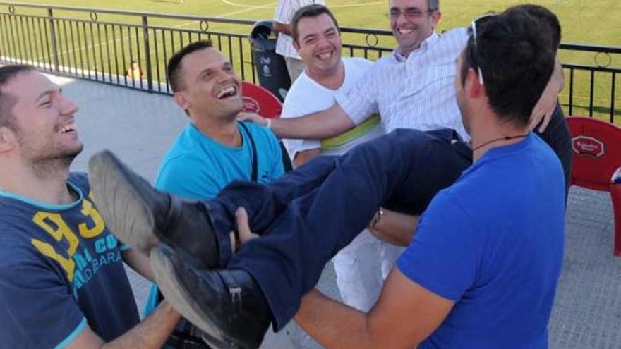 Aficionados del Orihuela mantean ayer al presidente Antonio Felices tras conocerse el fallo judicial.