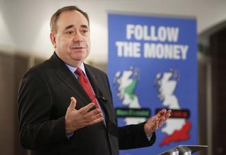 Salmond amenaza con no asumir la deuda si el Reino Unido expulsa a Escocia de la libra