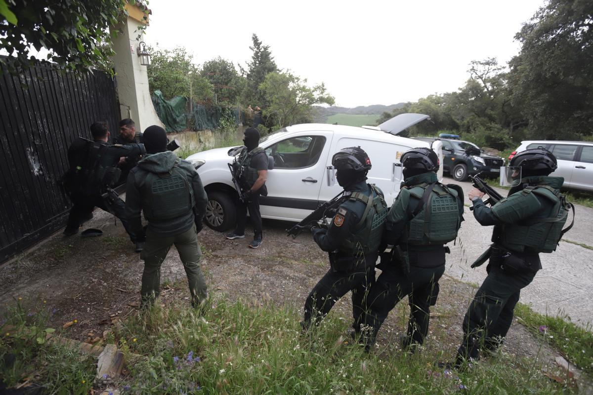 LOS BARRIOS (CÁDIZ), 27/04/2022.- Agentes de la Guardia Civil en una operación en Campo de Gibraltar