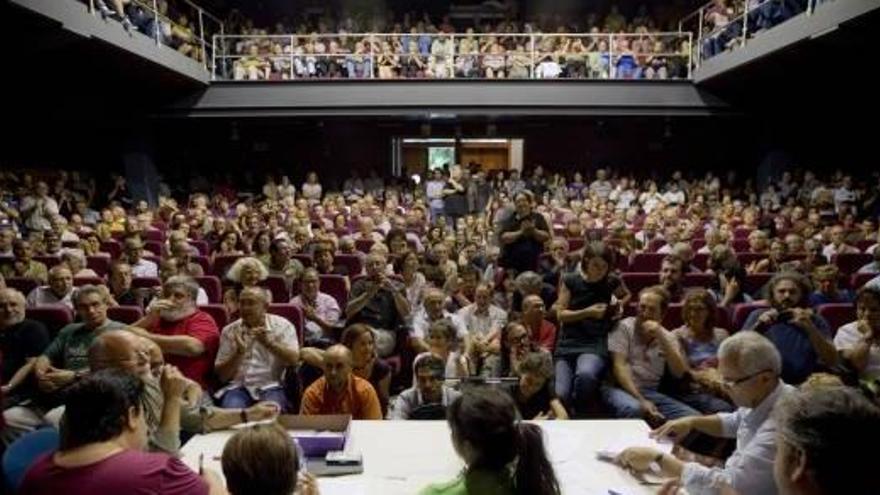 Un teatro lleno crea Guanyem València y prepara ya el programa