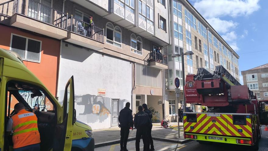 Cuatro heridos trasladados al hospital tras el incendio en un edificio de Santiago