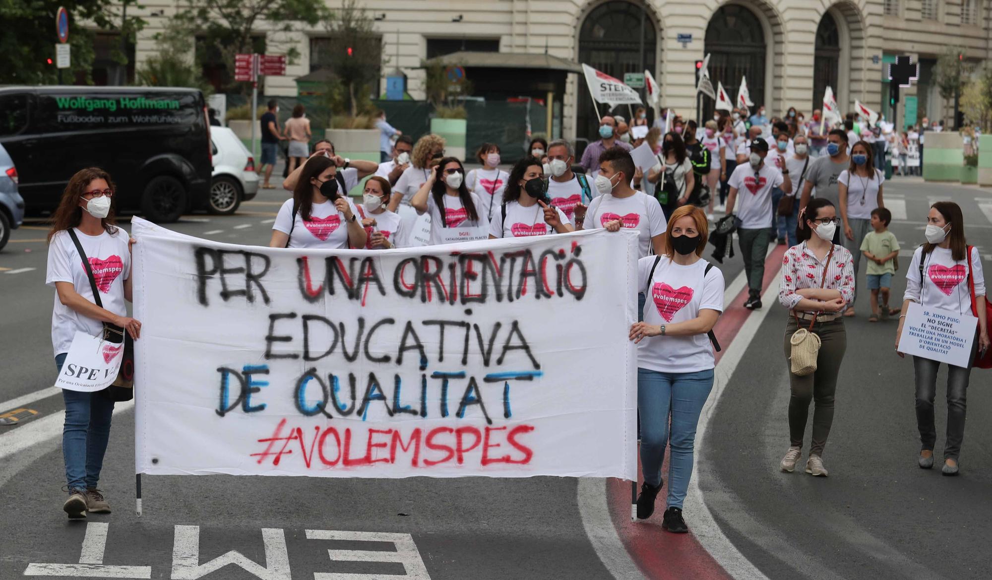 Protesta en València contra el "desmantelamiento" de los SPES y reclama "diálogo" a Educación