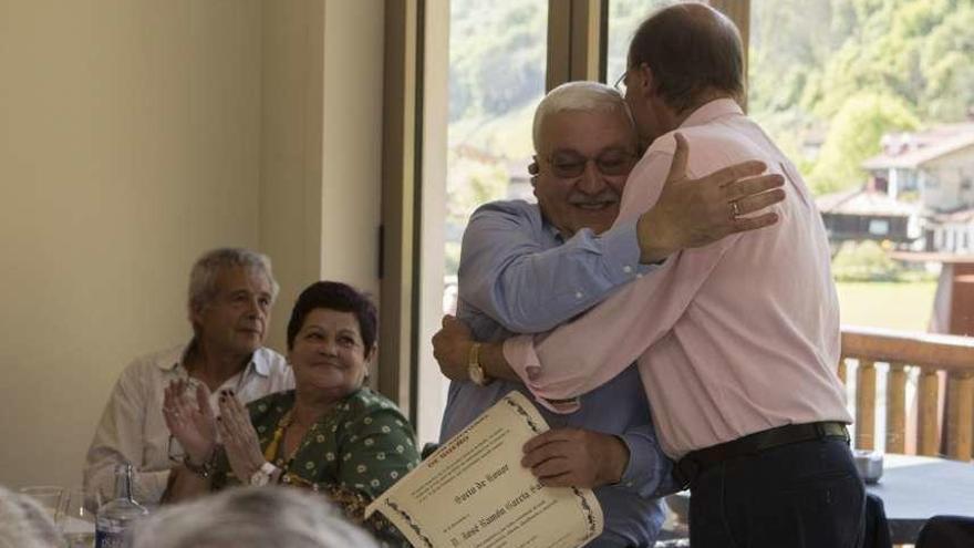García Saiz, con el diploma en la mano, recibe el abrazo de Belarmino Fernández.