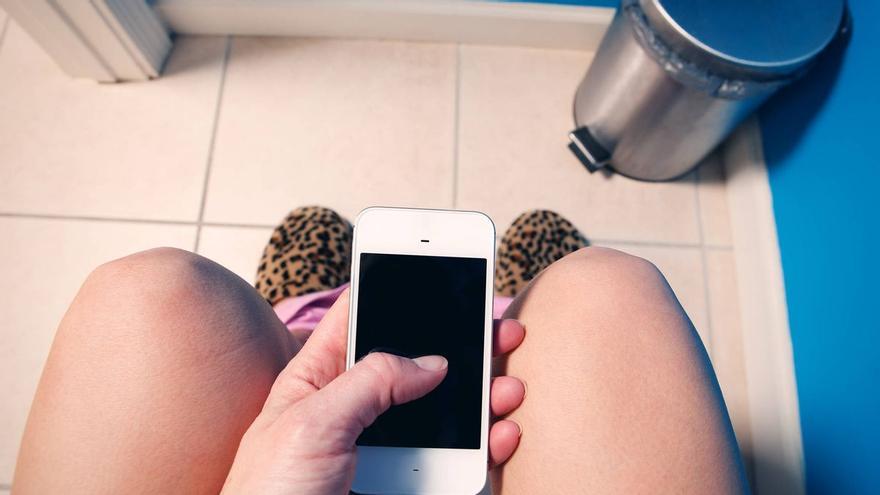 Por qué deberías dejar el teléfono móvil al entrar en el baño