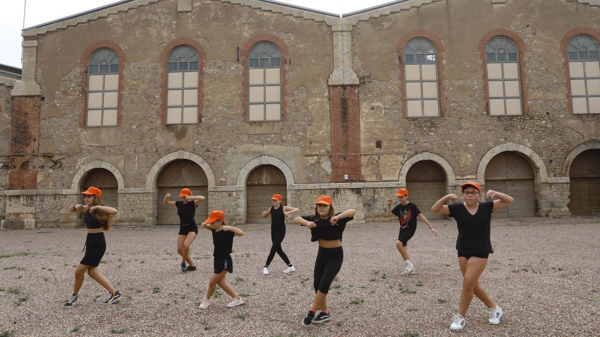 Un momento de la grabación de la coreografía junto a la Nau del Port de Sagunt