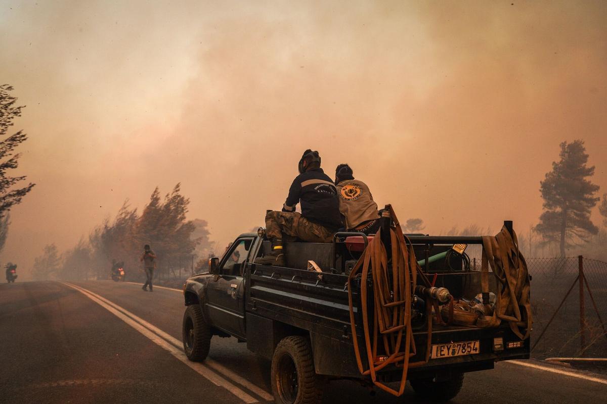 Dos grandes incencios cerca de Atenas obligan a evacuar a miles de personas