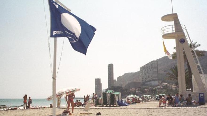 Una bandera azul ondea en la playa de La Albufereta (Alicante), en una imagen de archivo.