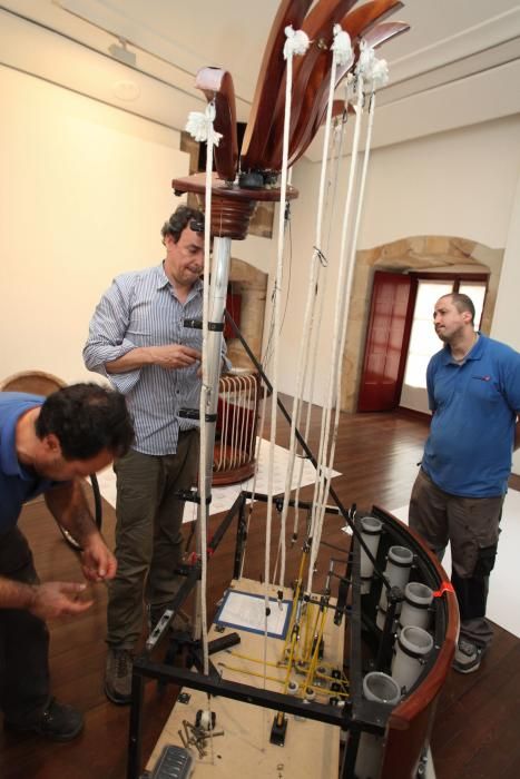 Montaje de la exposición de instrumentos musicales de Les Luthiers