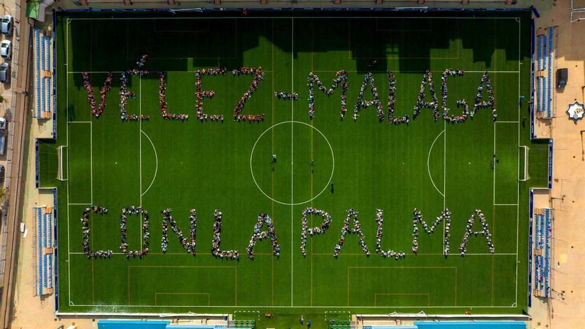 Mosaico formado por alumnos de Vélez-Málaga en el estadio Vivar Téllez.