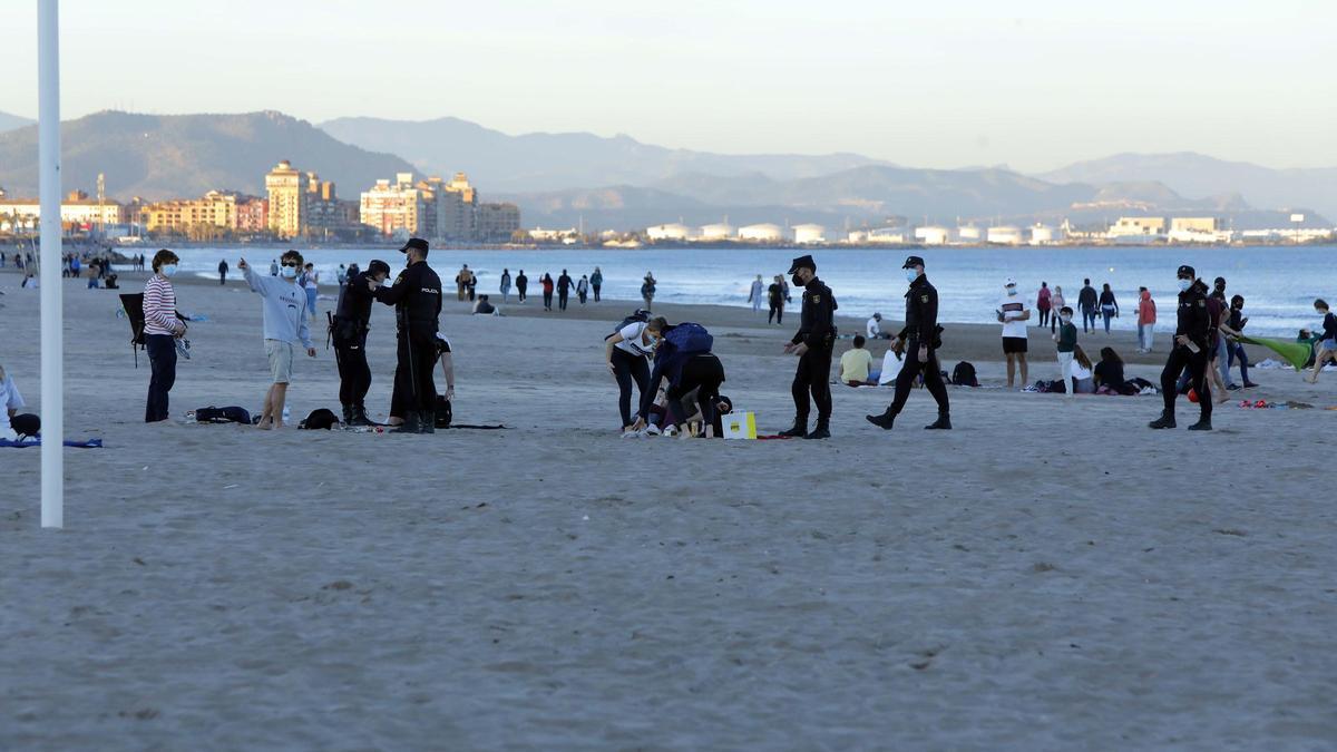 Buscan a un joven desaparecido en el agua de la playa de la Malva-rosa