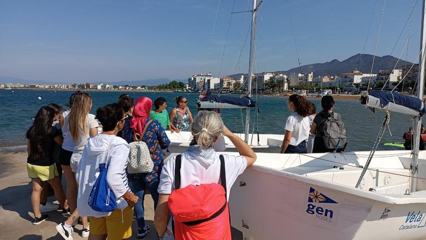 Alumnes i parelles lingüístiques de l’OC Roses participen en un taller nàutic