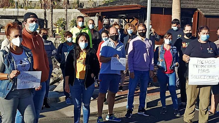 Concentración por la situación laboral en el Puerto de Tazacorte. | | E.D.