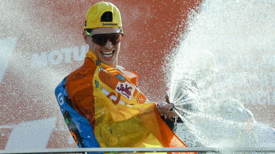Fermín Aldeguer celebra en el podio su cuarto triunfo consecutivo y quinto de la temporada.  | BIEL ALIÑO/EFE