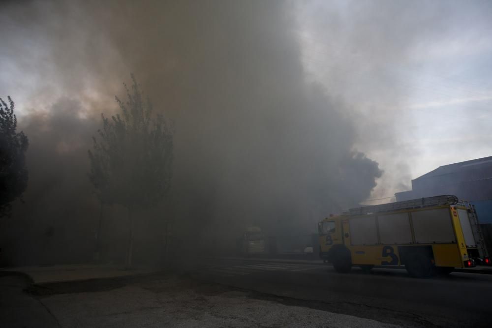 Un incendio en la antigua fábrica de hielo enciende las alarmas en la ciudad