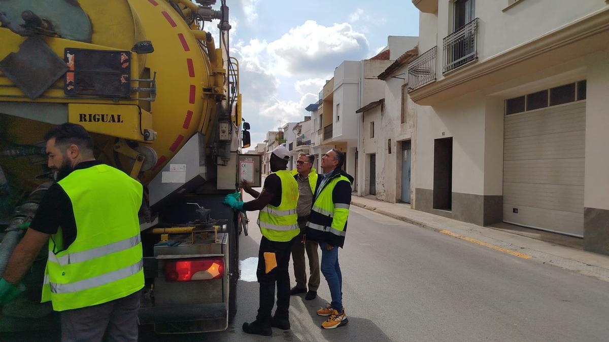 Trabajos de emergencia en la red de alcantarillado de Carlet tras la dana, en una imagen de hace un mes.
