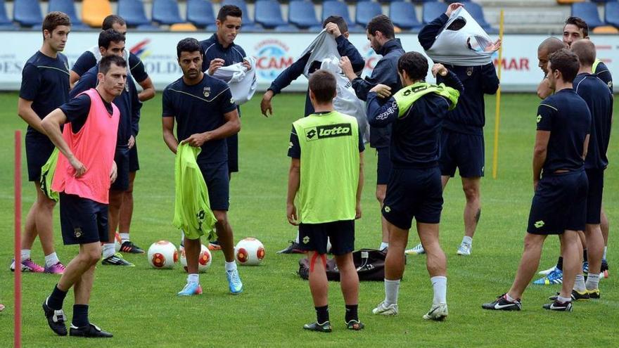 Los jugadores del Pontevedra se visten los petos para disputar un partido durante una sesión de entrenamiento. // Rafa Vázquez