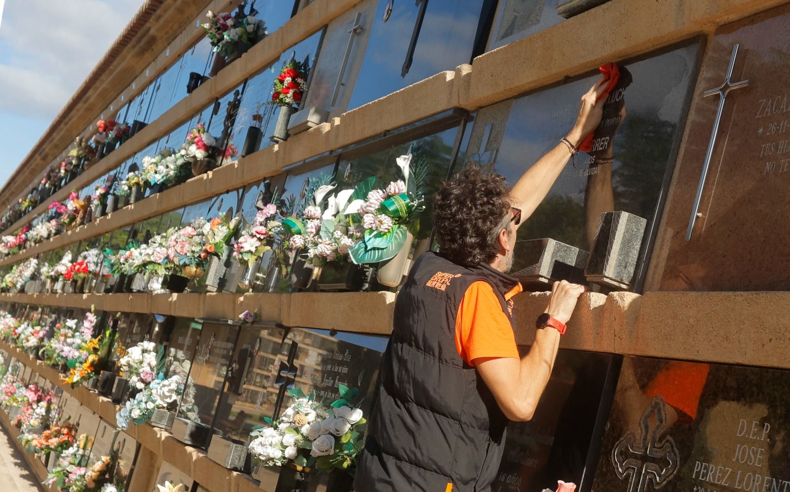 Los valencianos adelantan su visita al cementerio para evitar aglomeraciones