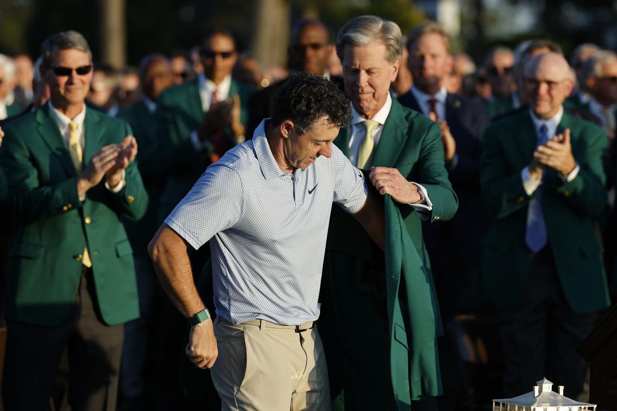AUGUSTA (United States), 12/04/2026.- Fred Ripley, chairman of Augusta National Golf Club, awards Rory McIlroy of Northern Ireland with the Green Jacket during the Green Jacket Ceremony afer the final round of the 2026 Masters tournament in Augusta, Georgia, USA, 12 April 2026. (Irlanda) EFE/EPA/ERIK S. LESSER
