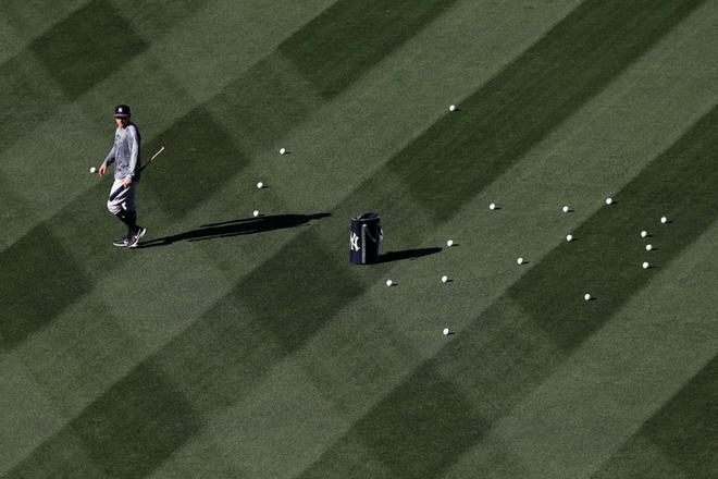 Reggie Willits # 50 de los New York Yankees camina por los jardines antes de un juego entre los Angeles Angels de Anaheim y los New York Yankees en el Angel Stadium de Anaheim, en Anaheim, California.