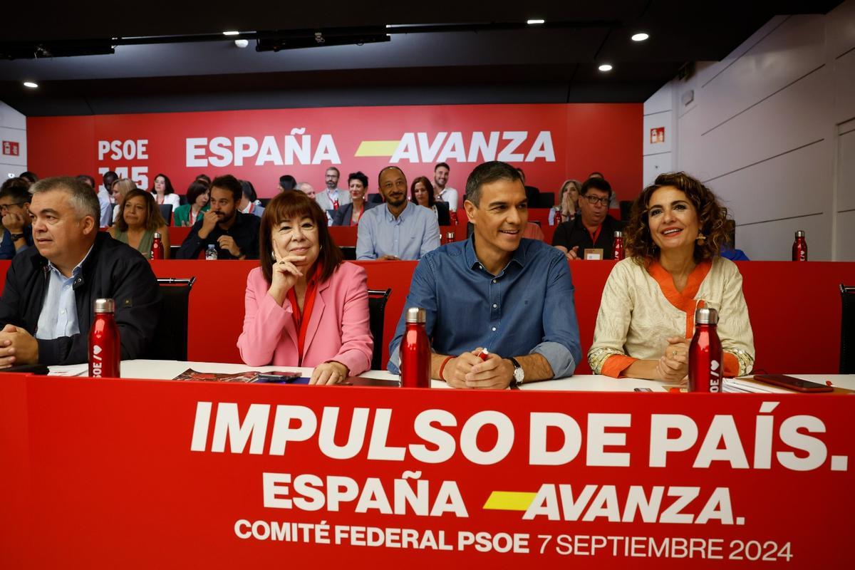 El líder socialista y presidente del Gobierno, Pedro Sánchez (2d), durante el Comité Federal del PSOE este sábado en Madrid.