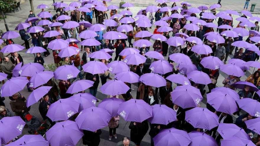 Una concentración contra la violencia machista, en la plaza del Ayuntamiento de Mieres.