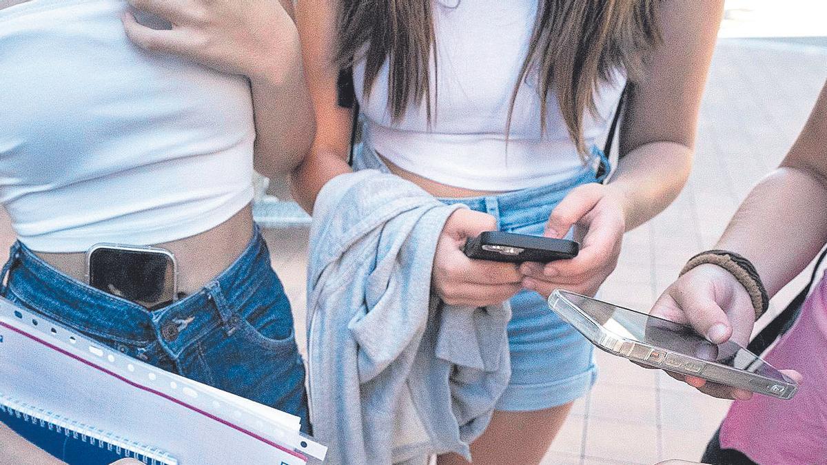 Un grupo de adolescentes, con sus móviles, en el primer día de este curso en Barcelona.