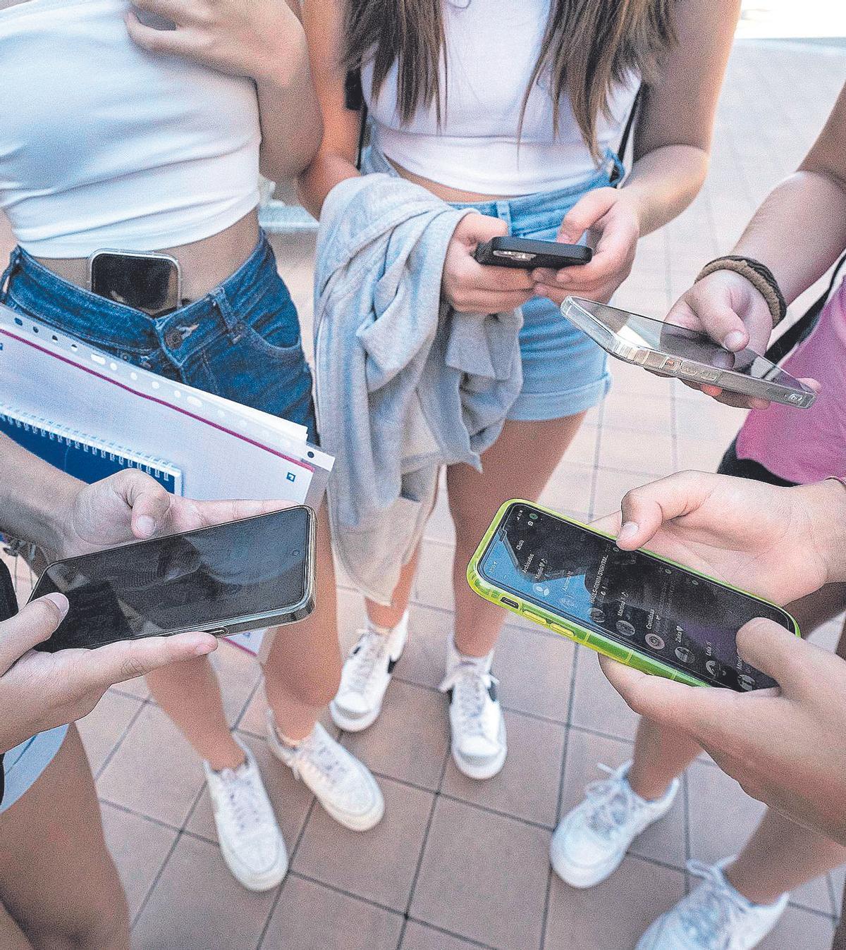 Tenir 13 anys i aparèixer (o no) en els rànquings de guapes de la teva classe: «Donen molta inseguretat, de vegades acabes plorant al lavabo» Tenir 13 anys i aparèixer (o no) en els rànquings de guapes de la teva classe: «Donen molta inseguretat, de vegades acabes plorant al lavabo»