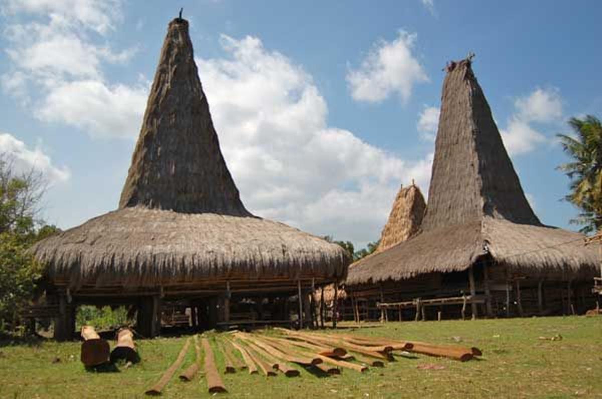 Casas tradicionales de Sumba con sus altísimos tejados de paja