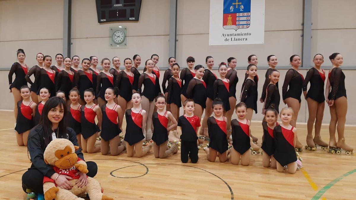 Lara Rodríguez, sentada, a la izquierda, con sus alumnas, en la pista de Lugo.