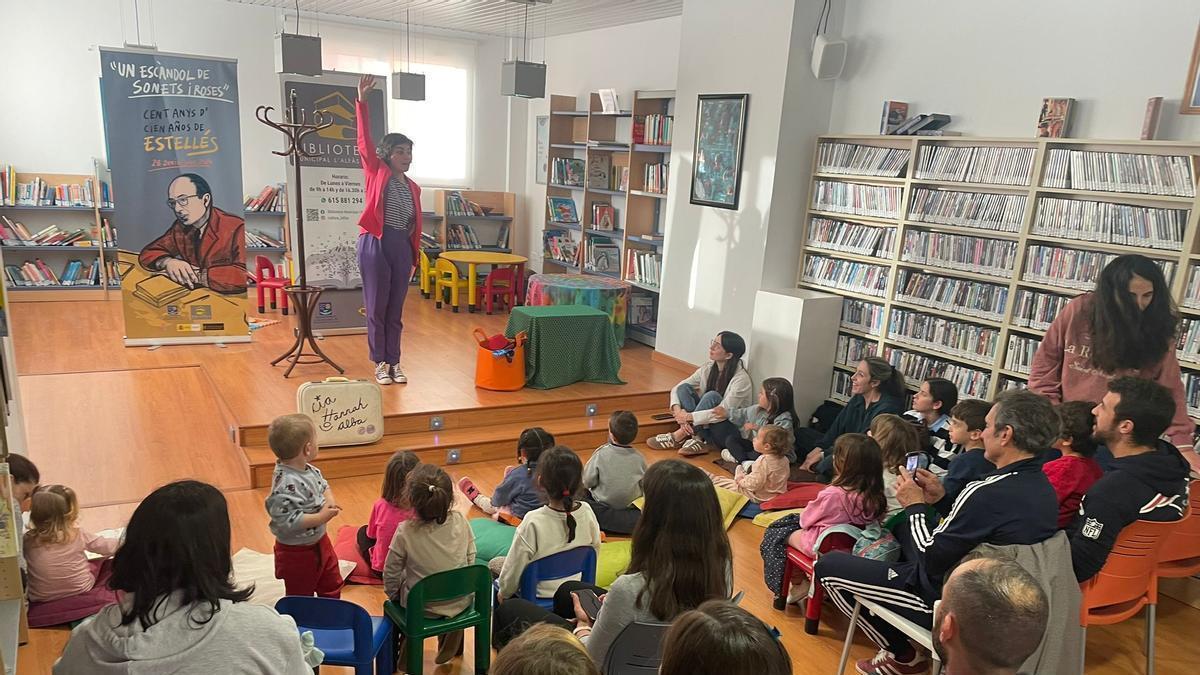 Una actividad de cuentacuentos en la Biblioteca Municipal de l´Alfàs.
