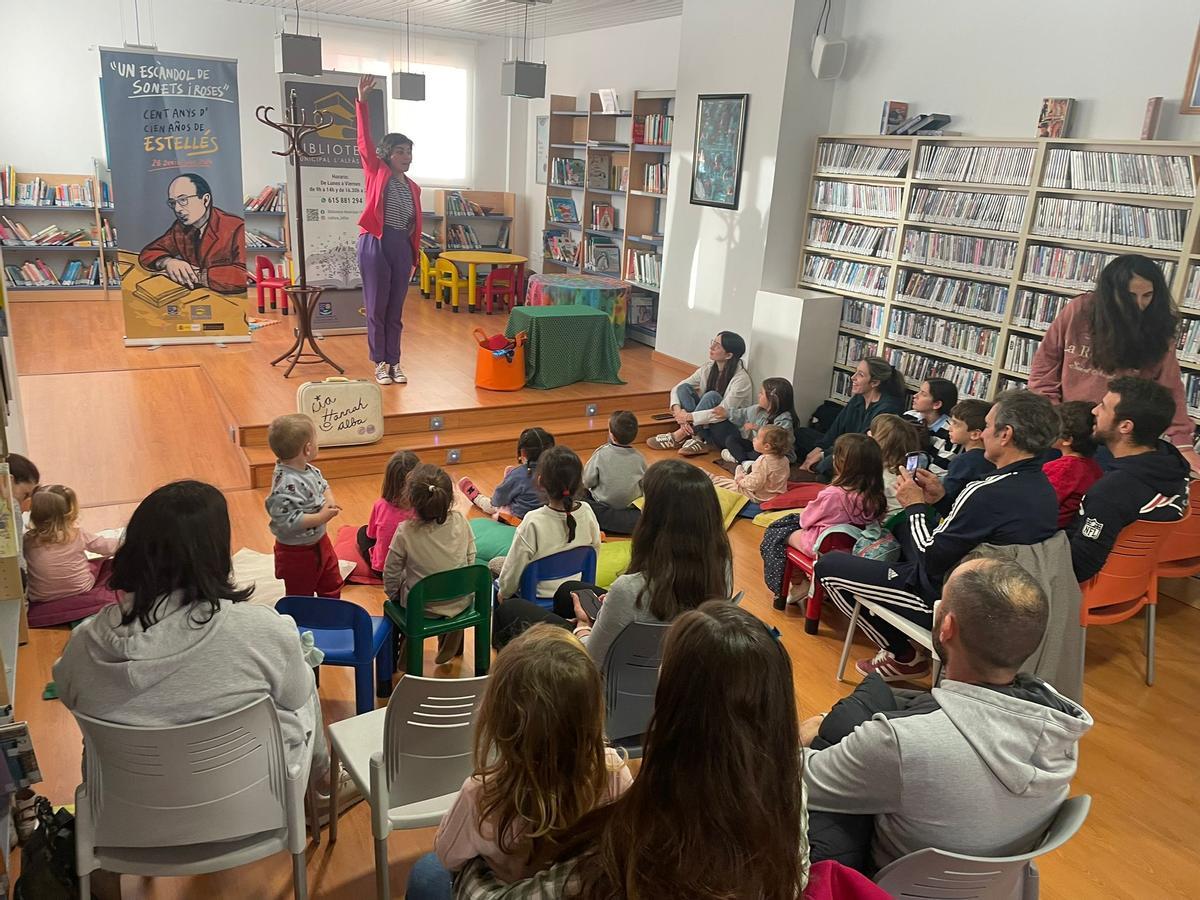 Una actividad de cuentacuentos en la Biblioteca Municipal de l´Alfàs.
