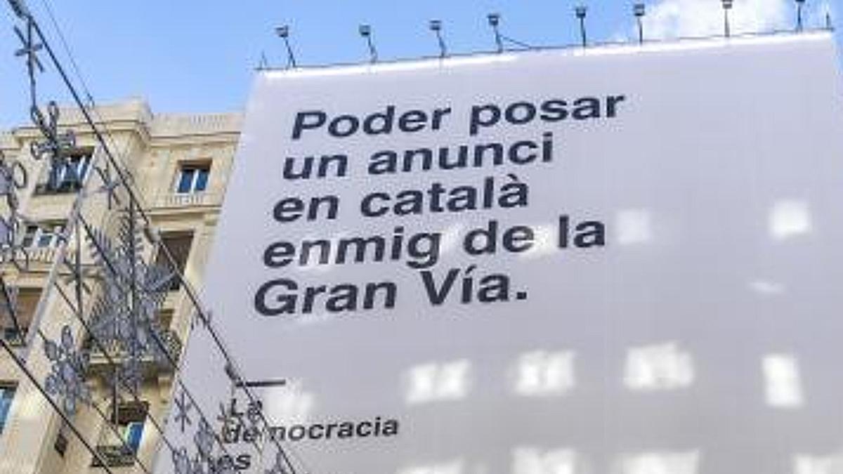 La pancarta instalada por el Gobierno en la Gran Vía de Madrid.