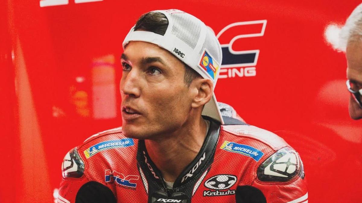 Aleix Espargaró en el box de Honda, durante el Gran Premio de Valencia de 2025