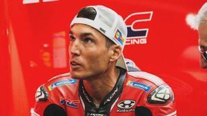 Aleix Espargaró en el box de Honda, durante el Gran Premio de Valencia de 2025