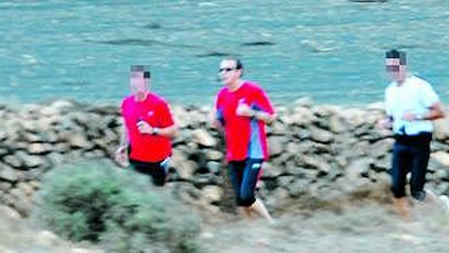 Zapatero hace footing en Lanzarote junto a dos de sus guardaespaldas, que tras descubrir al fotógrafo de «La Provincia» le persiguieron y confiscaron parte del material.