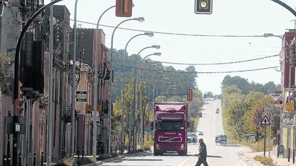 Despistado 8 Hay grandes camiones que aún cruzan Bàscara pese al veto, como este, el miércoles.