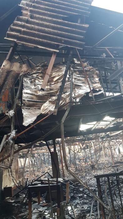 Devastación en el incendio en el Polígono El Viso.