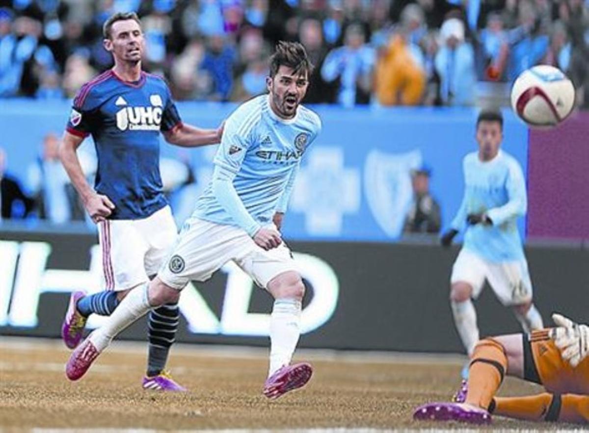 Caçagols 8 Villa supera el porter en el primer gol del New York City.