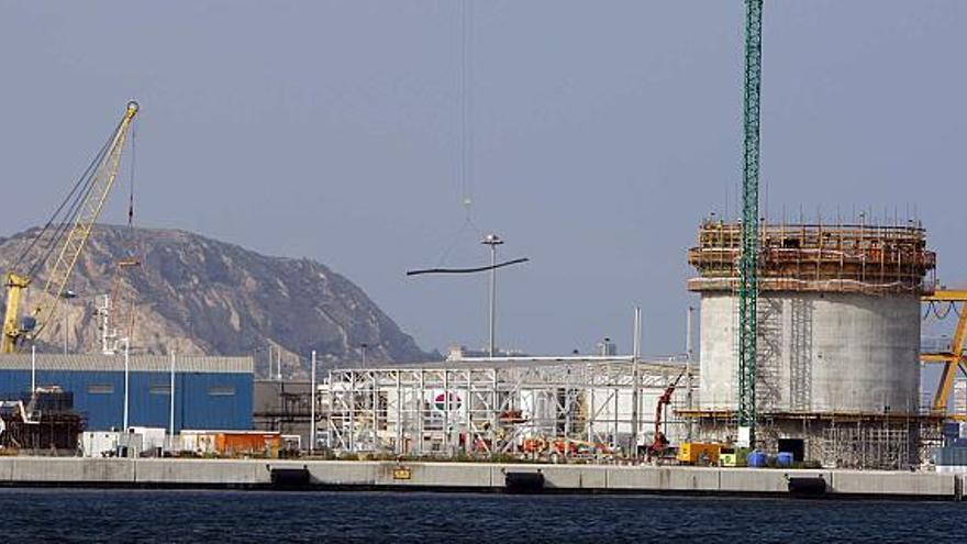 Imagen de ayer de los trabajos para levantar el silo en el muelle 21 captada desde la estación marítima de Argelia. La instalación se puede ver ya con nitidez desde Babel.