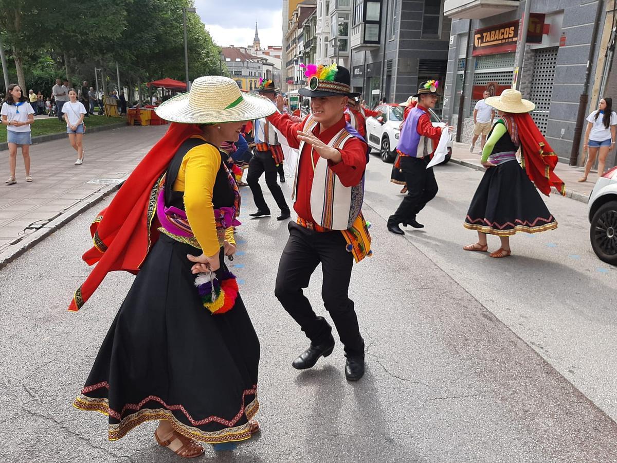 El desfile del Festival Folclórico internacional de Pola de Siero, en imágenes