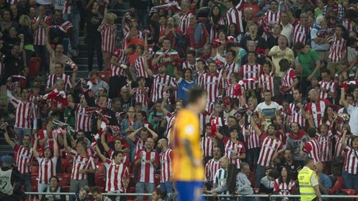 Messi, con gesto abatido, frente a la euforia de la afición en San Mamés.