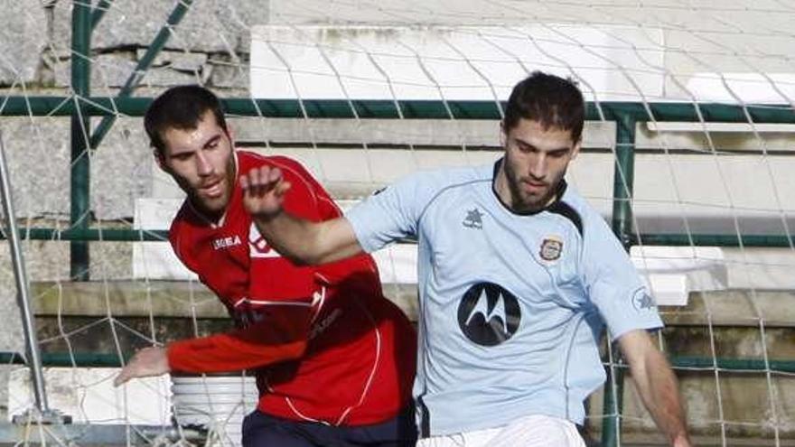 Un futbolista del Moaña conduce el balón ante un contrario. // C. G.