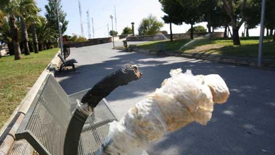 Una papelera rota en el Monte Tossal de Alicante