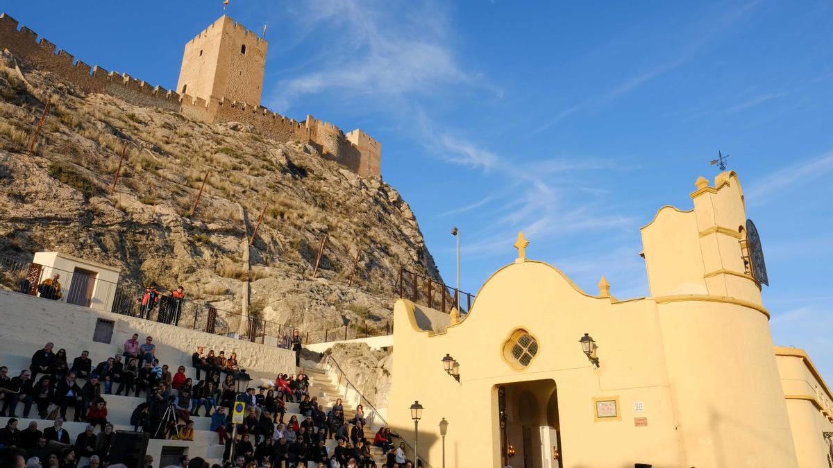 El Cabildo de 2018 en Sax, a las faldas del castillo y en la plaza de la ermita de San Blas.